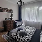 Apartment студио за двама с паркинг-център,морска градина,плаж *